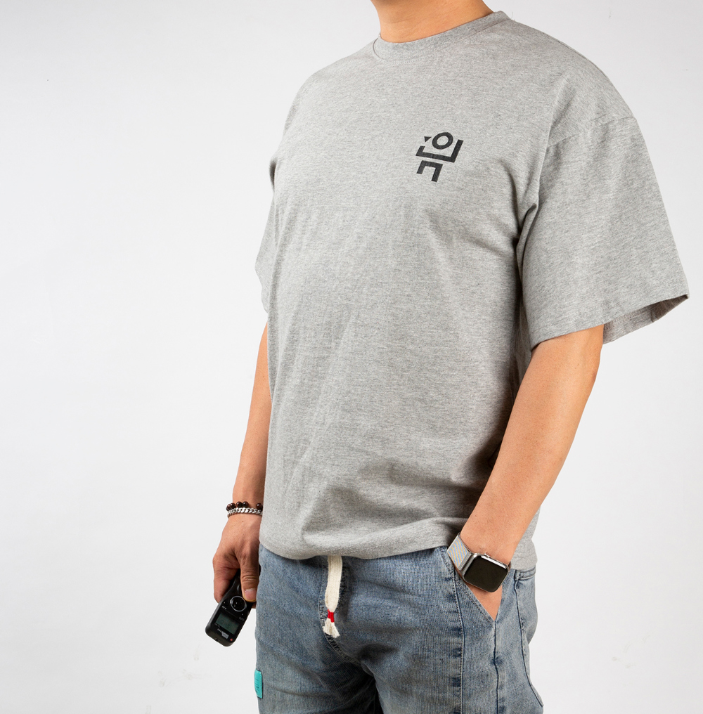 반팔 티셔츠 모델 착용 이미지-S1L2